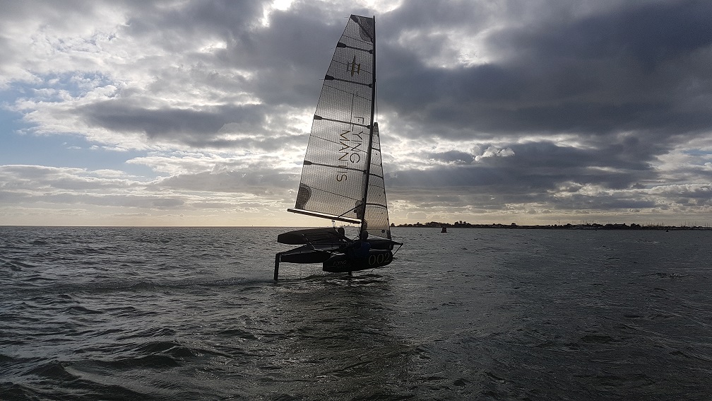 Flying Mantis foiling trimaran