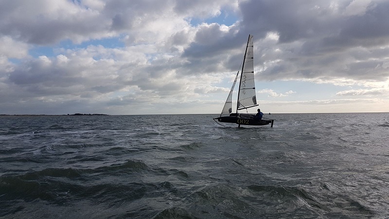 Flying Mantis foiling trimaran